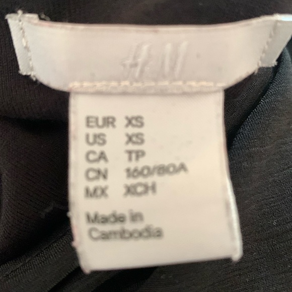 FREE WITH PURCHASE***** H&M Dressy blouse with 3 quarter sleeves, size XS, EUC - Picture 6 of 7